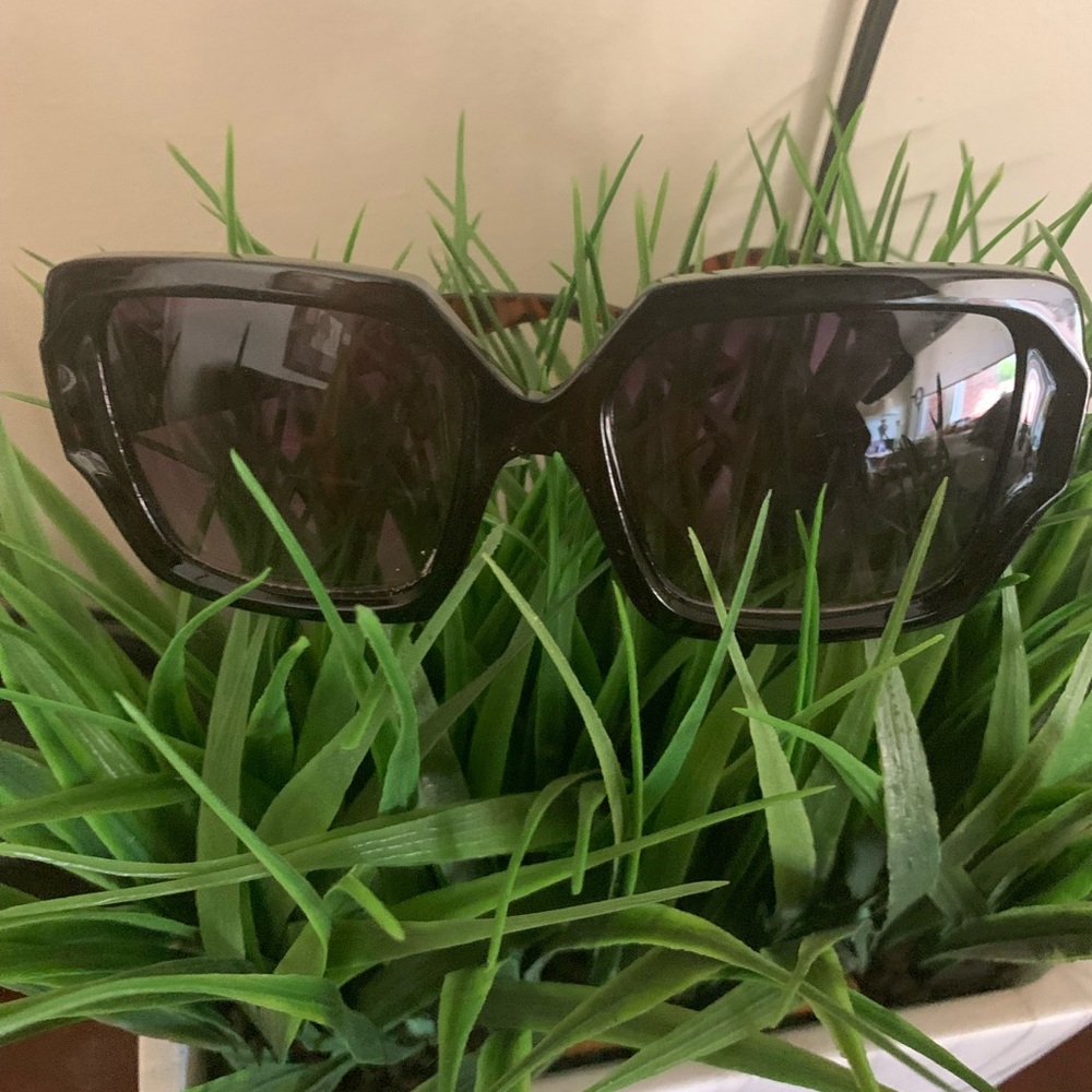 Elie Tahari Women's Oversized Black Sunglasses EUC 🕶😎